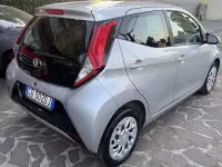 Usata Toyota Aygo Connect Style 72 CV (52 kW) 2021 Argento Utilitaria