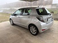 Usata Toyota Yaris Hybrid 75 CV (55 kW) 2014 Argento Berlina