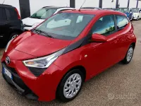 Usata Toyota Aygo 72 CV (52 kW) 2019 Rosso Utilitaria