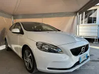 Usata Volvo V40 R-Design Momentum 120 CV (88 kW) 2017 Bianco Berlina