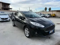 Usata Ford Fiesta Individual 100 CV (73 kW) 2013 Nero Berlina