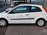 Usata Ford Fiesta 67 CV (49 kW) 2006 Bianco Utilitaria