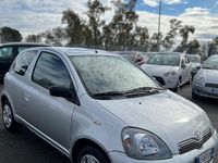 Usata Toyota Yaris Luna 86 CV (63 kW) 2000 Grigio Berlina