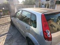Begagnad Ford Fiesta 2002 Grå Sedan