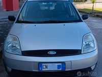 Usata Ford Fiesta 73 CV (53 kW) 2004 Grigio Utilitaria