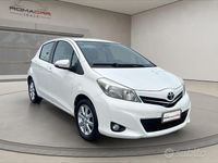 Usata Toyota Yaris Lounge 99 CV (72 kW) 2012 Bianco Berlina