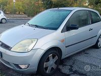 Usado Ford Fiesta Zetec 75 HP (55 kW) 2004 Cinzento Citadino