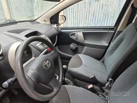 Usata Toyota Aygo 68 CV (50 kW) 2005 Grigio Utilitaria