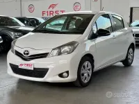 Usata Toyota Yaris Lounge 99 CV (72 kW) 2012 Bianco Utilitaria
