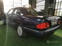 Usata Mercedes E200 Elegance 186 CV (136 kW) 1998 Blu Berlina