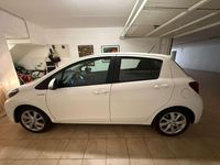 Usata Toyota Yaris Hybrid Cool 75 CV (55 kW) 2017 Bianco Berlina