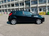 Usado Ford Fiesta 95 HP (69 kW) 2015 Preto Citadino