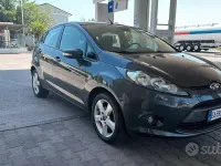 Usata Ford Fiesta Titanium 82 CV (60 kW) 2010 Blu Berlina