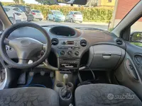 Usata Toyota Yaris 68 CV (50 kW) 2002 Grigio Berlina
