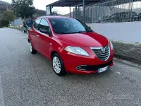 Usado Lancia Ypsilon Gold 69 CV (50 kW) 2012 Rojo Utilitario