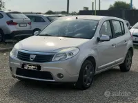 Usado Dacia Sandero 72 CV (52 kW) 2010 Gris Berlina