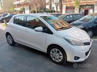 Usata Toyota Yaris Lounge 69 CV (50 kW) 2013 Bianco Utilitaria