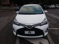 Usata Toyota Yaris Lounge 69 CV (50 kW) 2015 Bianco Utilitaria