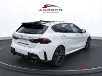 Nuova BMW M135 M Sport 300 CV (220 kW) 2026 Alpin white pastello Utilitaria