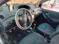 Usata Toyota Yaris Sol 75 CV (55 kW) 2003 Argento Berlina