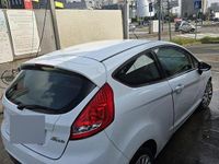 Usata Ford Fiesta 70 CV (51 kW) 2011 Bianco Utilitaria