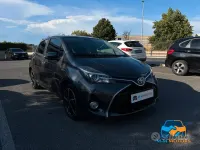 Usata Toyota Yaris Hybrid Style 73 CV (53 kW) 2016 Grigio Berlina