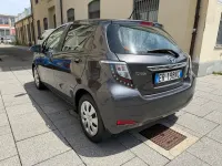 Usata Toyota Yaris Hybrid 74 CV (54 kW) 2014 Grigio Berlina