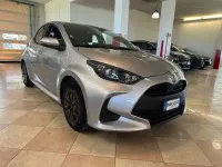 Usata Toyota Yaris Hybrid Active 92 CV (67 kW) 2024 Argento metallizzato Berlina