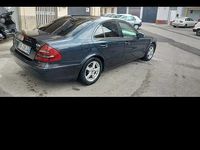 Usata Mercedes E220 150 CV (110 kW) 2004 Blu Berlina