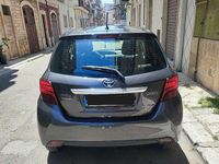 Usata Toyota Yaris Hybrid Active 75 CV (55 kW) 2015 Grigio Berlina