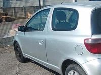 Usata Toyota Yaris 68 CV (50 kW) 1999 Grigio Berlina