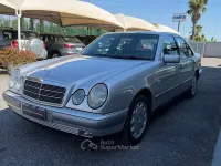 Usata Mercedes E200 186 CV (136 kW) 1998 Argento Berlina