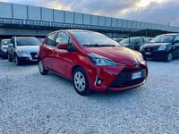 Usata Toyota Yaris Cool 69 CV (50 kW) 2018 Rosso Berlina