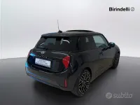 Usata Mini Cooper Favoured 156 CV (114 kW) 2024 Midnight black metallizzato Utilitaria