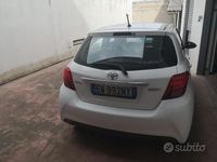 Usata Toyota Yaris 101 CV (74 kW) 2014 Bianco Utilitaria