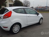 Usata Ford Fiesta 60 CV (44 kW) 2012 Bianco Utilitaria