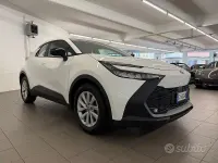 Usata Toyota C-HR Active 140 CV (102 kW) 2024 Bianco SUV