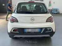Usata Opel Adam Rocks 69 CV (50 kW) 2015 Bianco Utilitaria