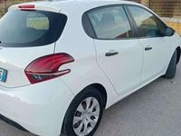Usata Peugeot 208 Active 68 CV (50 kW) 2014 Bianco Utilitaria