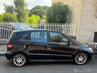 Usata Mercedes B200 140 CV (102 kW) 2011 Nero Utilitaria