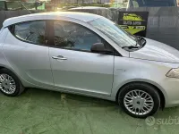 Usado Lancia Ypsilon 80 HP (58 kW) 2016 Cinzento Citadino