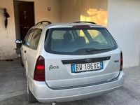 Begagnad Ford Focus 90 HK (66 kW) 2001 Grå Kombi