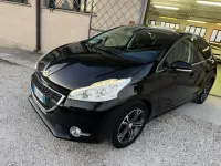 Usata Peugeot 208 Allure 82 CV (60 kW) 2015 Nero Utilitaria