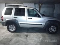 Usata Jeep Cherokee 163 CV (119 kW) 2007 Grigio SUV