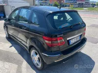 Usata Mercedes B200 140 CV (102 kW) 2005 Nero Monovolume