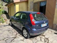 Usata Ford Fiesta Ghia 70 CV (51 kW) 2004 Blu Berlina