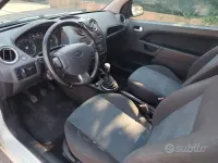 Usata Ford Fiesta 73 CV (53 kW) 2006 Bianco Utilitaria