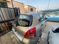 Usata Toyota Yaris 87 CV (63 kW) 2006 Argento Berlina