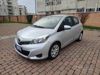 Usata Toyota Yaris 90 CV (66 kW) 2013 Grigio Utilitaria