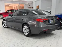 Usata Alfa Romeo Giulia Super 160 CV (117 kW) 2023 Grigio vesuvio Berlina